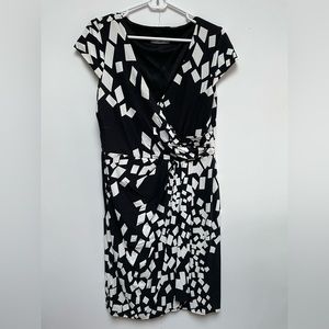 Pull on shirred stretch dress with black’n white geometric pattern. Cap sleeves